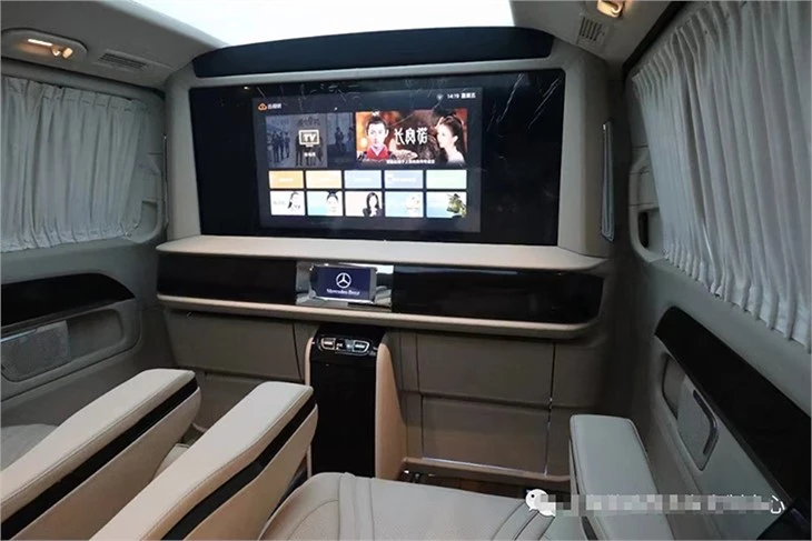 Prabangi pilna pertvara su pakeliamu televizoriumi, skirta Mercedes-Benz V klasės modifikacijai