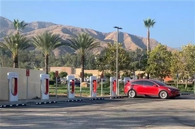 „Tesla“ sugalvojo naujų gudrybių, kaip imti papildomus mokesčius užimtomis va...
