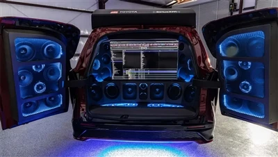 Modifikuota Toyota Sienna virsta mobiliu žemųjų dažnių garsiakalbiu